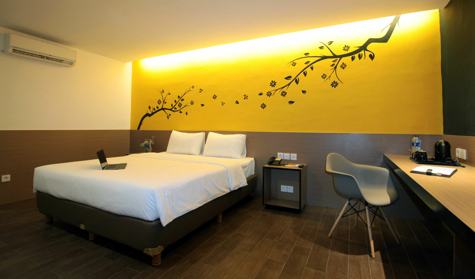 Yellow Bee Tangerang Exterior foto